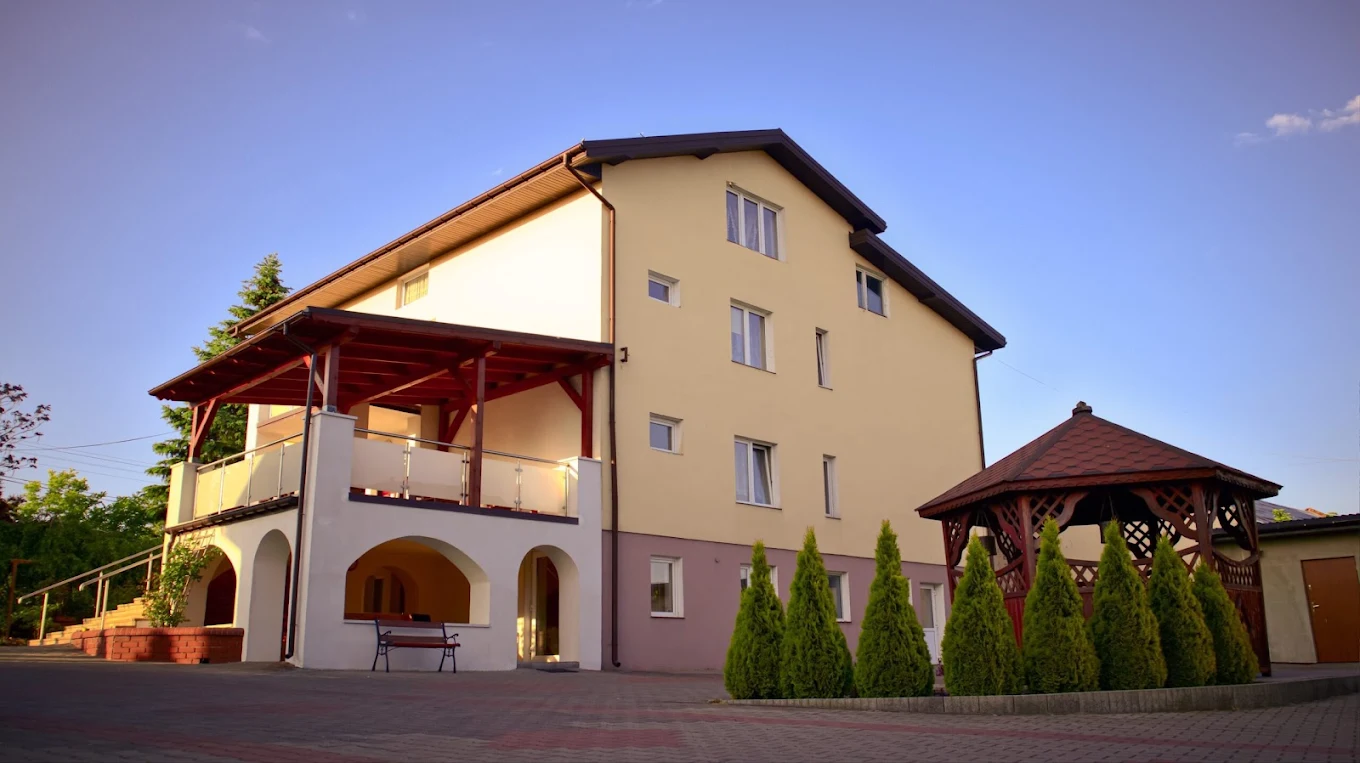 Dom Opieki Jantar w Łodzi — widok budynku z tarasem i ogrodem